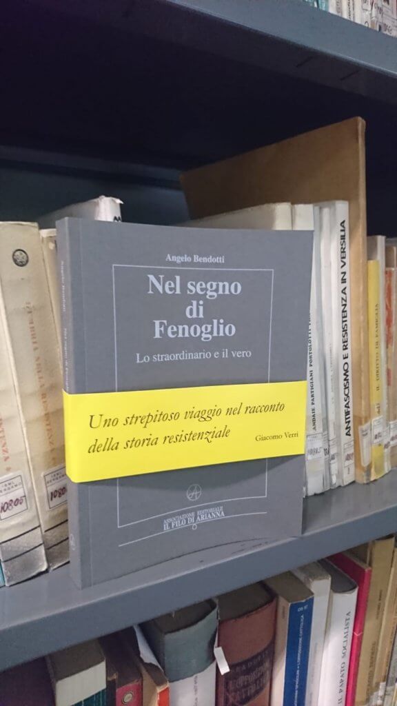 Il volume "Nel segno di Fenoglio" sullo scaffale di una libreria