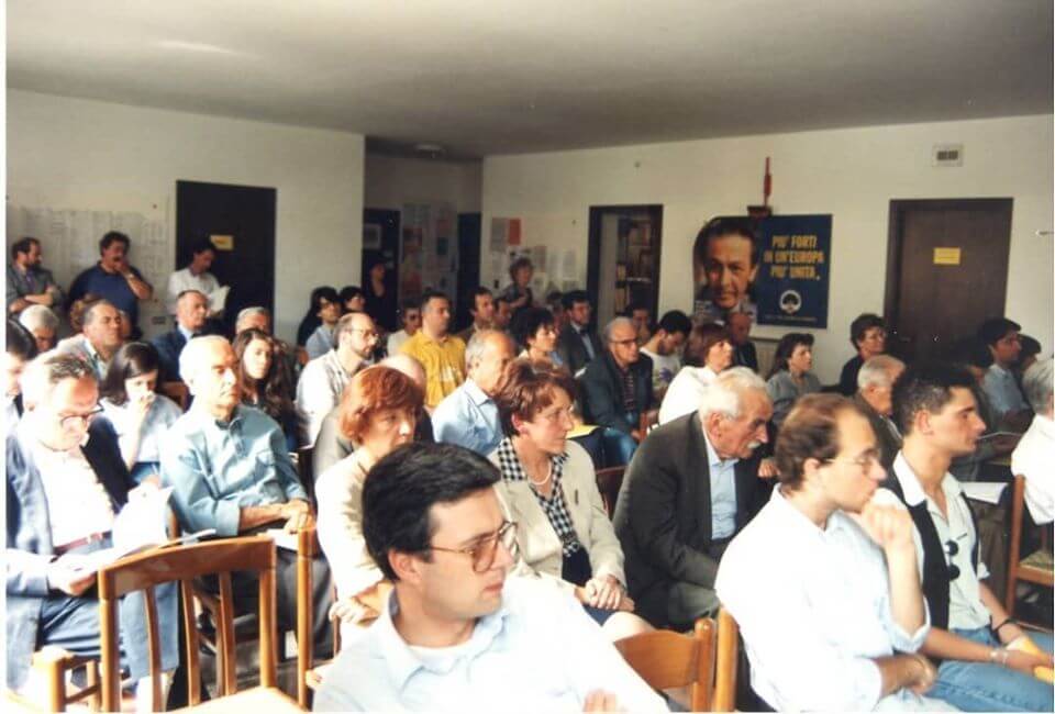 Luigi, a sinistra della foto mentre sfoglia un numero della nostra rivista, durante l'Assemblea dei soci dell'istituto nel 1994. 